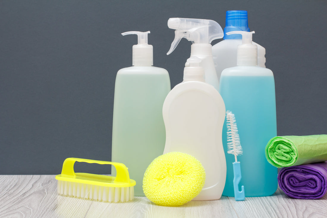 Primer plano de botellas de jabón y artículos de limpieza. Explora las ventajas de emprender en la distribución de aseo