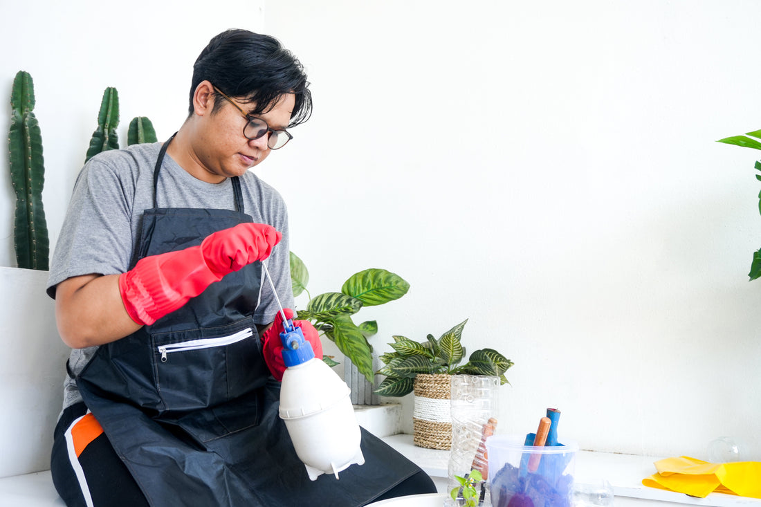 Mujer rodeada de productos de limpieza. Transforma la frustración y aprende cómo emprender un negocio desde cero.