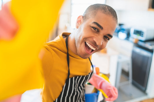 Fotografía de un hombre que es feliz gracias a los negocios rentables que aprendió