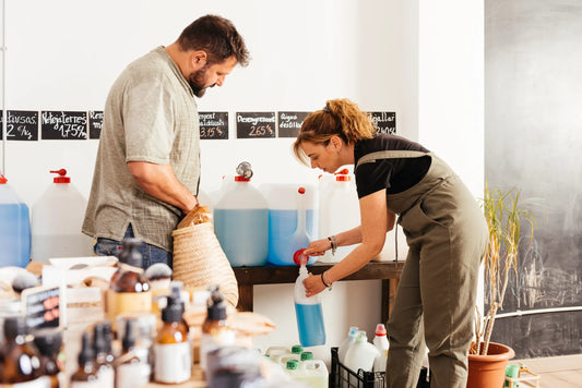 Foto de una mujer que se dedica a la venta de productos de limpieza atendiendo a un cliente