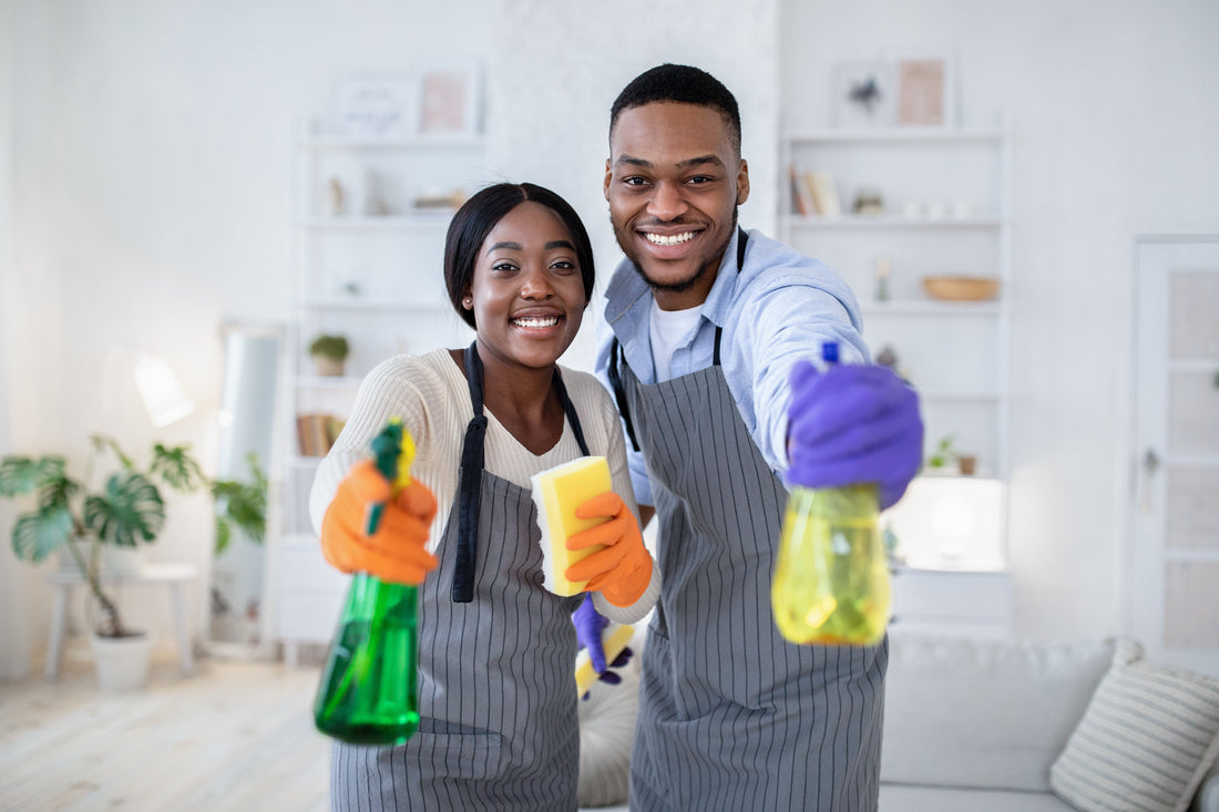Fotografía de un pareja feliz después de tomar el curso de emprendimiento de Lax Clean