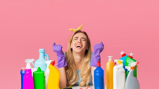 Mujer efusiva y rodeada de productos de limpieza, ya que encuentro ideas de negocio para emprender