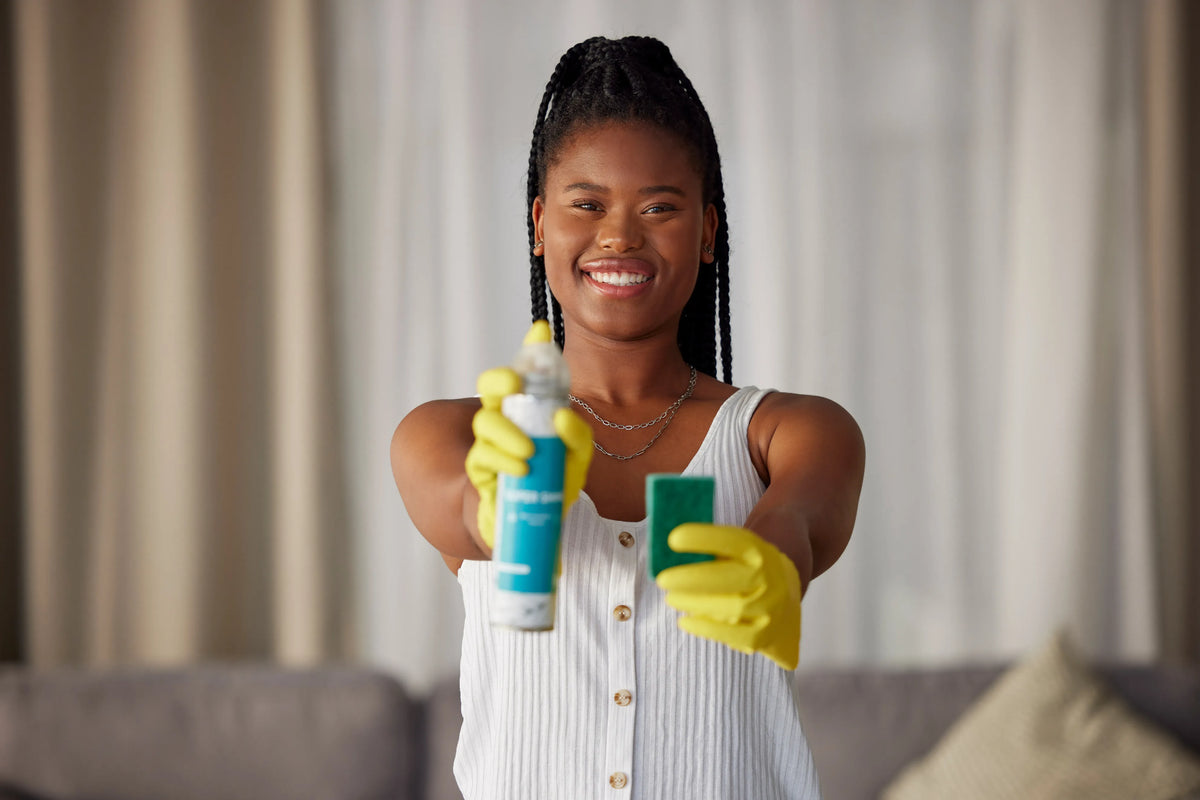Fotografía de una mujer mostrando sus detergentes de la venta de productos de limpieza